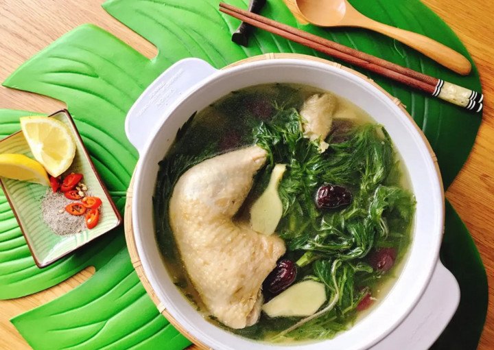 Gà hầm ngải cứu là món ăn bổ dưỡng, đặc biệt tốt cho người cần bồi bổ sức khỏe nhưng cần tham khảo ý kiến chuyên gia nếu có bệnh lý nền.