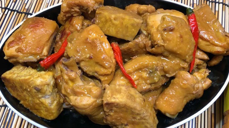 Gà kho chao béo bùi