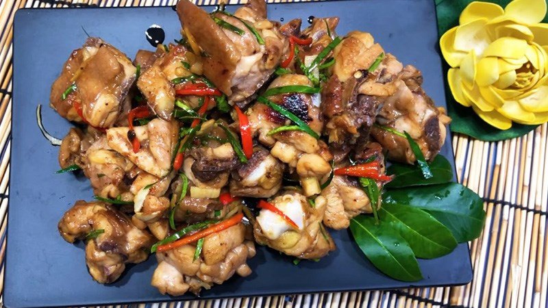 Gà kho lá chanh thơm lừng
