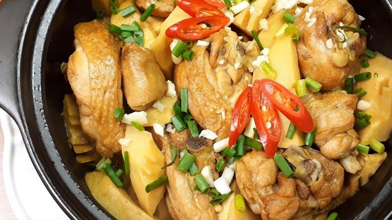 Gà kho măng giòn sựt
