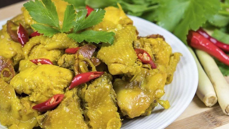 Gà kho nghệ vàng ươm