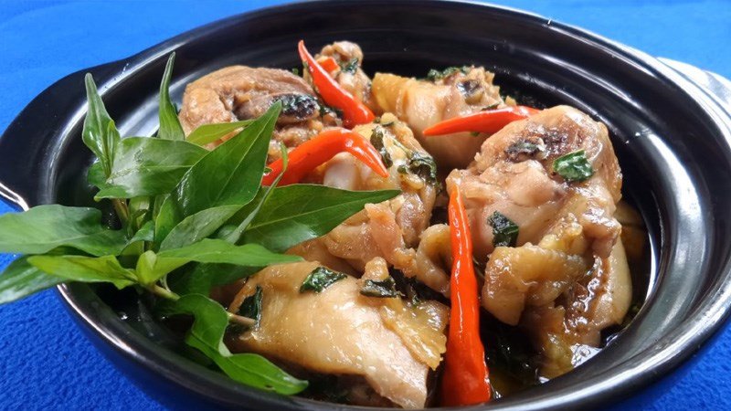 Gà kho rau răm thơm lạ
