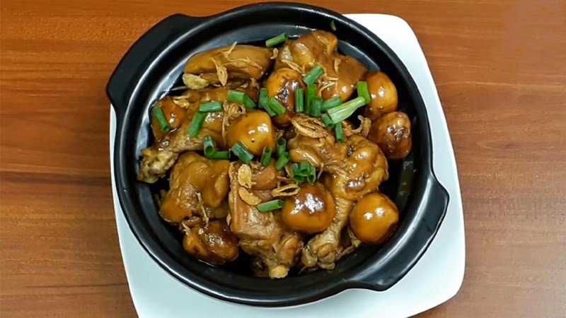 Gà kho trứng cút béo ngậy