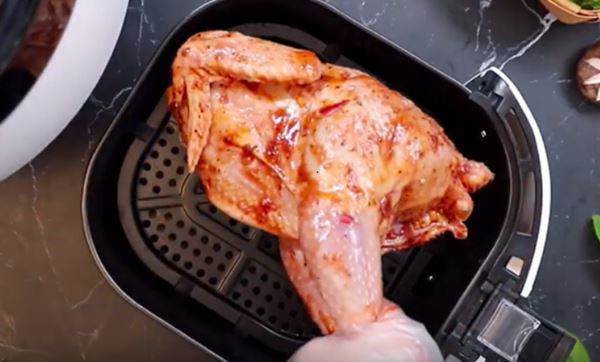 Gà nguyên con đang được ướp gia vị trước khi tiềm