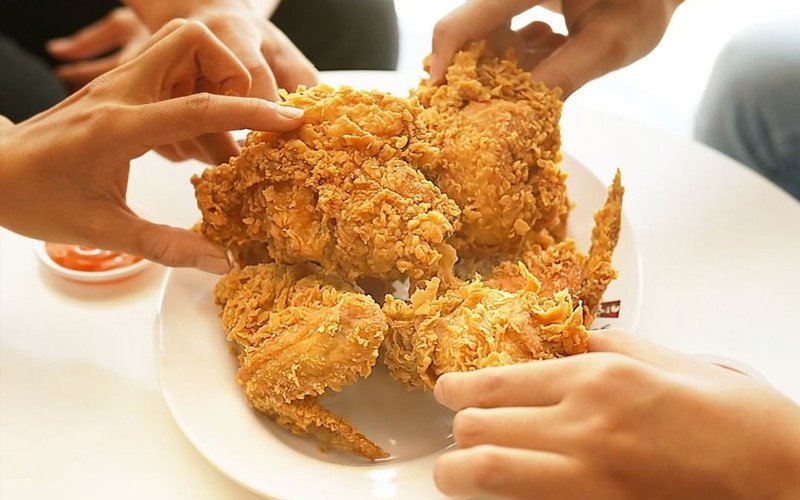 Gà rán ăn kèm salad rau xanh tươi mát giúp cân bằng dinh dưỡng