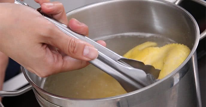 Gà ta nguyên con đã luộc chín tới, sẵn sàng cho công đoạn xé thịt làm bún gà