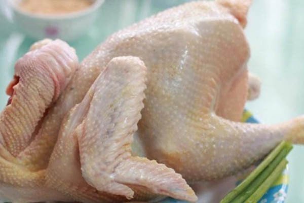 Gà ta tươi ngon, nguyên con, là lựa chọn lý tưởng cho món gà cà ri
