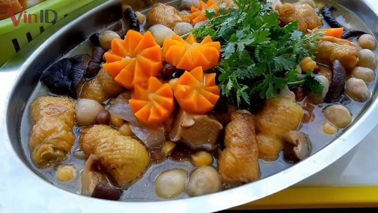 Gà tiềm nguyên con ngũ quả nước dừa thơm lừng