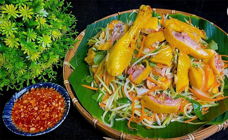 Gà ủ muối nguyên con và thái lát