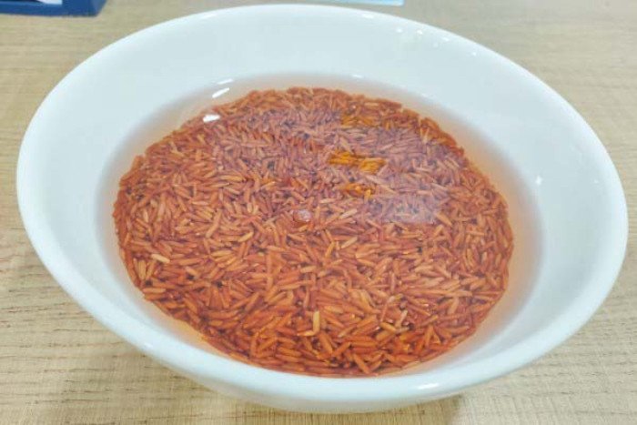 Gạo lứt đang được ngâm nước để hạt nở mềm