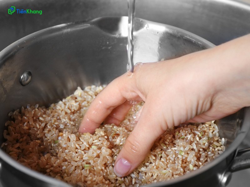 Gạo lứt và đậu đen đang được ngâm trong nước, bước sơ chế quan trọng cho cách nấu gạo lứt đậu đen ngon