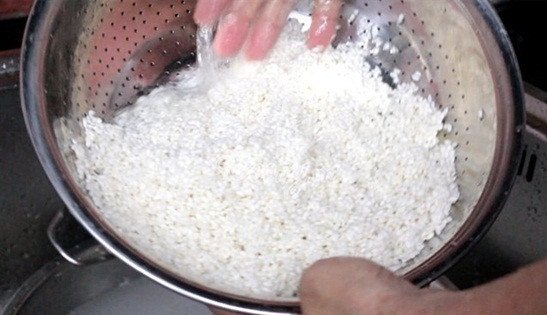 Gạo nếp cái hoa vàng đã vo sạch và ngâm nở, chuẩn bị hấp thành xôi vò dẻo thơm