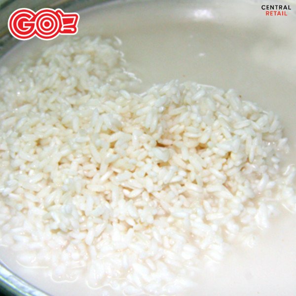 Gạo nếp cái hoa vàng được ngâm chuẩn bị cho cách làm bánh chưng ngày tết.
