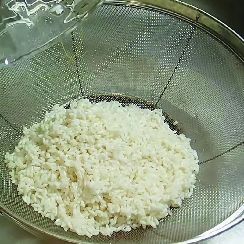 Gạo nếp đã ngâm mềm, sẵn sàng cho công đoạn hấp xôi chè con ong