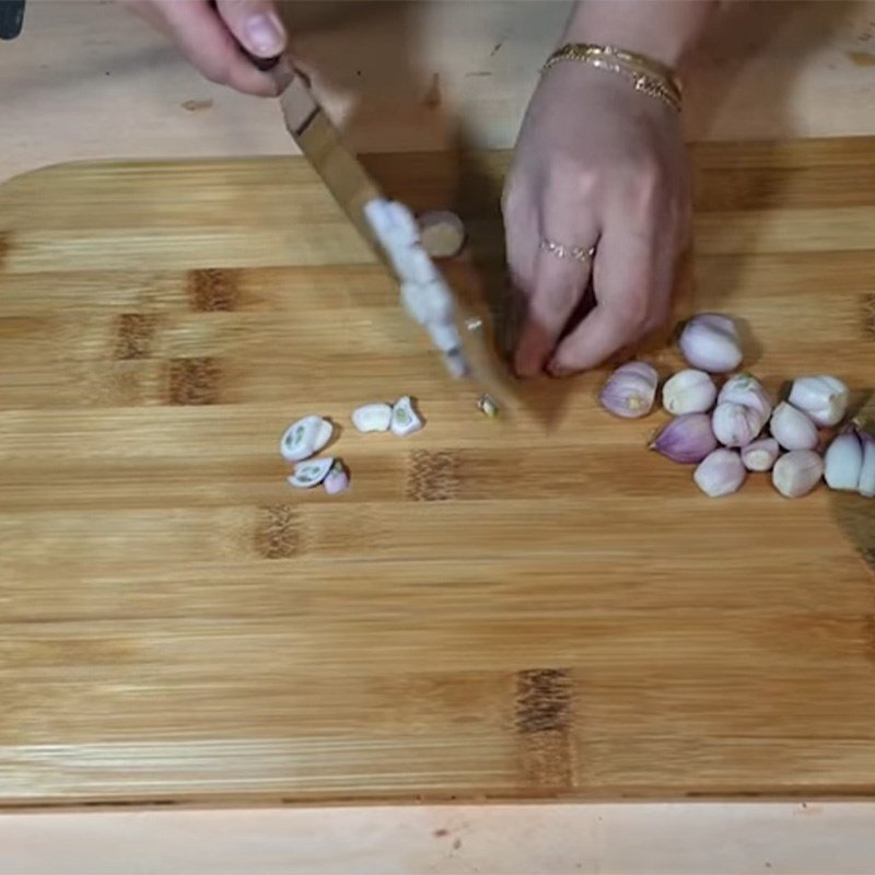 Gạo nếp đã ngâm nước để nấu xôi chim bồ câu