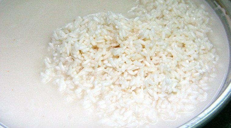 Gạo nếp đã ngâm nước tro chuẩn bị làm bánh tro miền Bắc