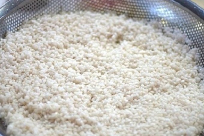 Gạo nếp đã ngâm xong được vớt ra rửa sạch và để ráo nước