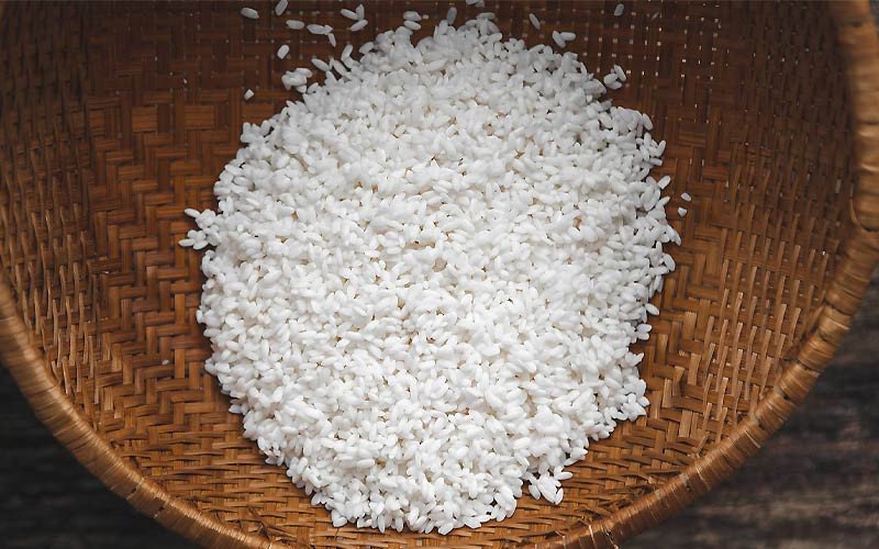 Gạo nếp đang được ngâm cùng nước cốt dừa và gia vị