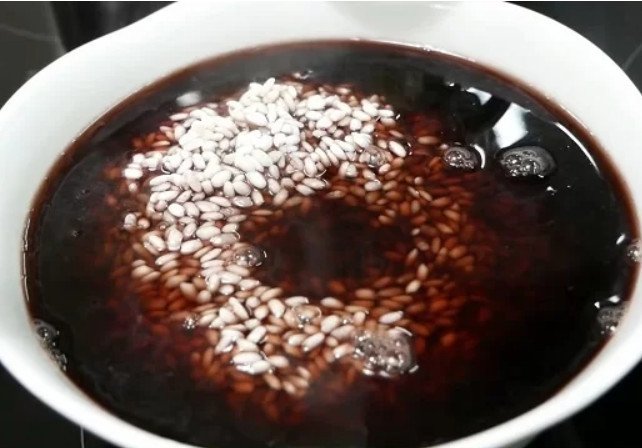 Gạo nếp được ngâm trong nước luộc đỗ đen, giúp hạt gạo có màu tím đẹp mắt