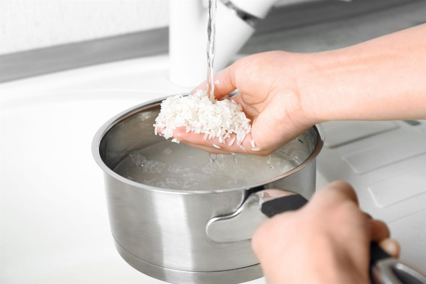Gạo nếp được vo sạch và ngâm qua đêm trước khi nấu xôi gấc dẻo