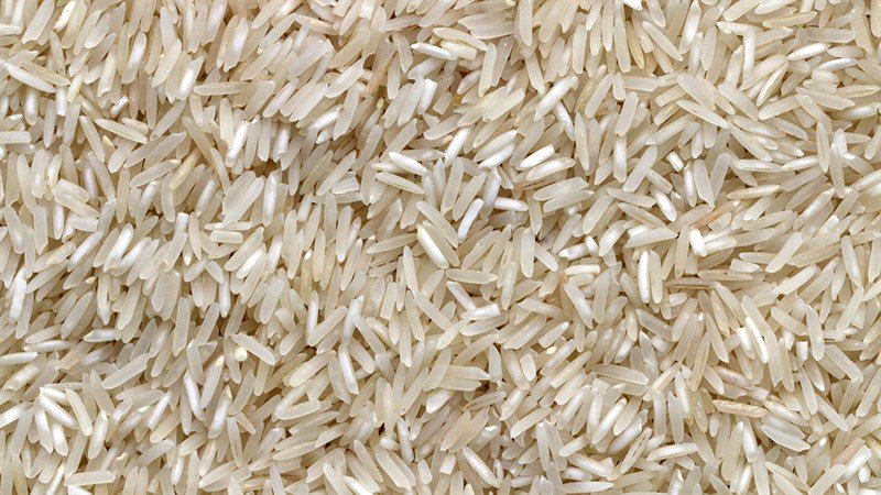 Gạo trắng được đong trong chén, sẵn sàng cho cách nấu cơm nồi Toshiba ngon