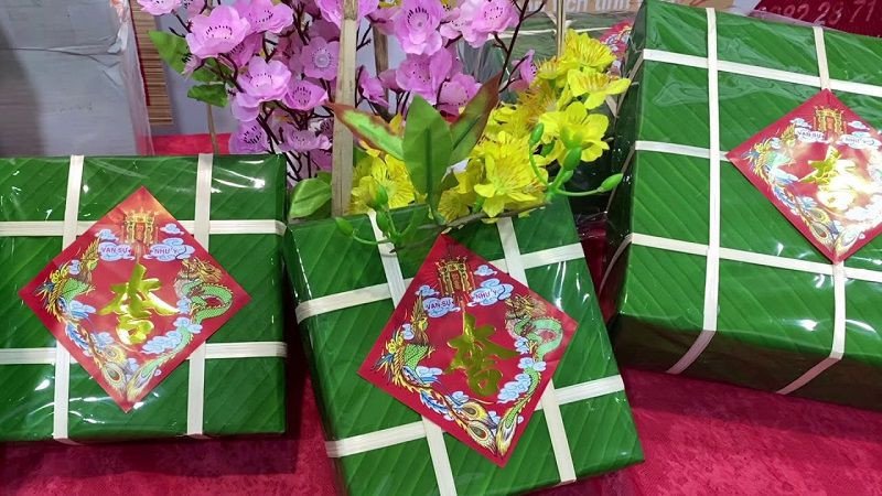 Cách Làm Bánh Chưng Bằng Giấy Đẹp Mắt Trang Trí Tết Gia đình quây quần bên nồi bánh chưng truyền thống, thể hiện nét văn hóa Tết Việt