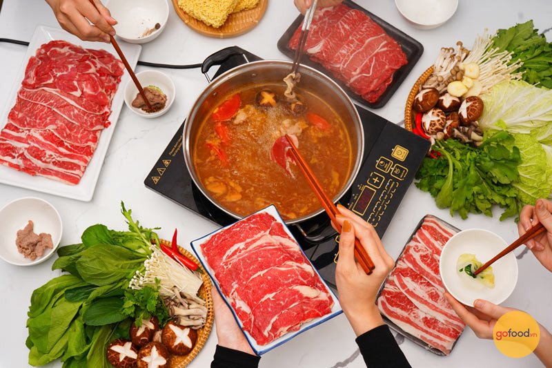 Gia đình quây quần bên nồi lẩu bò nhúng kim chi ấm cúng và thơm ngon