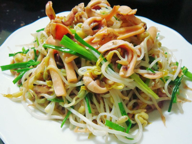 Giá đỗ xào với hải sản vừa thơm ngon vừa bổ dưỡng
