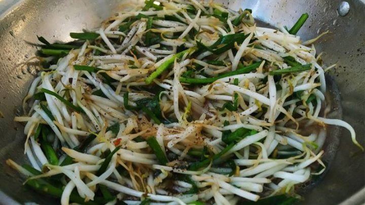 Giá hẹ tươi chuẩn bị cho món xào