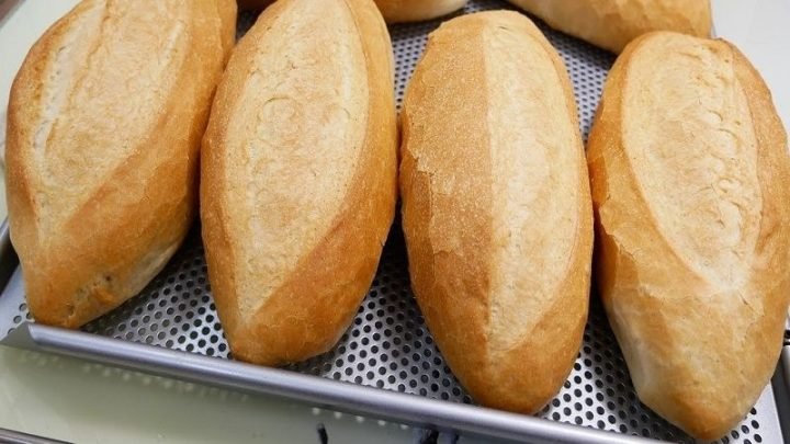 Giải Mã: 2 Cái Bánh Mì Bao Nhiêu Calo & Bí Quyết Ăn Chuẩn Giá trị dinh dưỡng của một chiếc bánh mì thông thường