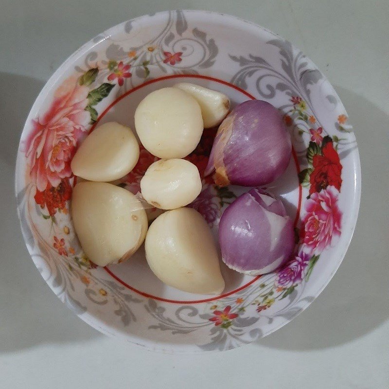 Gia vị tẩm ướp thịt kho măng gồm hành, tỏi, ớt bột