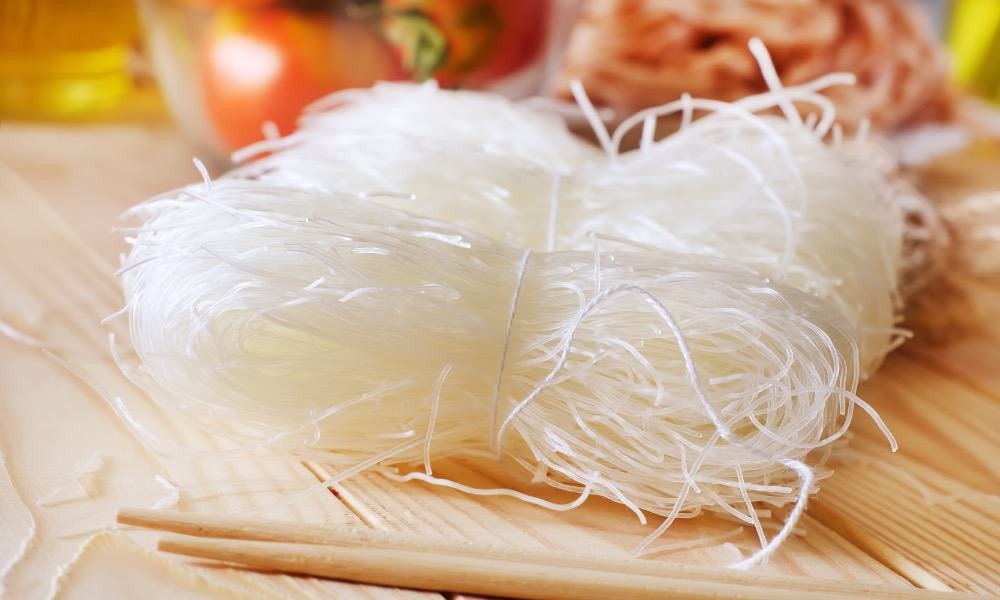 Gia vị và nguyên liệu tươi ngon cho món miến trộn