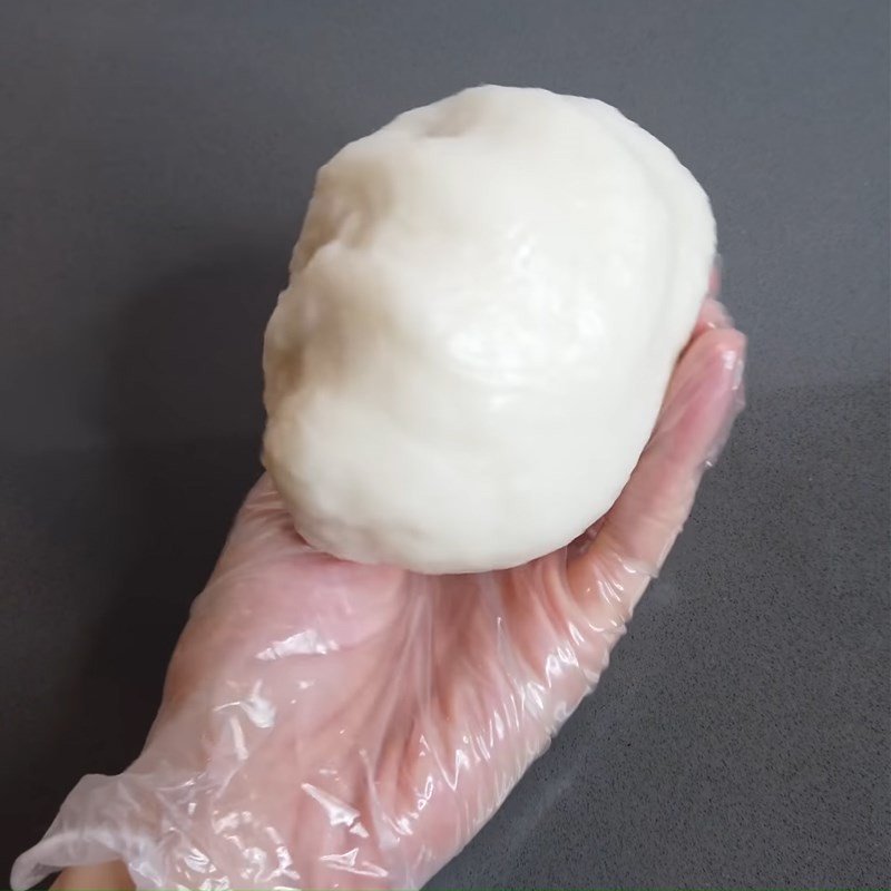 Giã xôi để tạo độ dẻo dai cho bánh dày giã tay