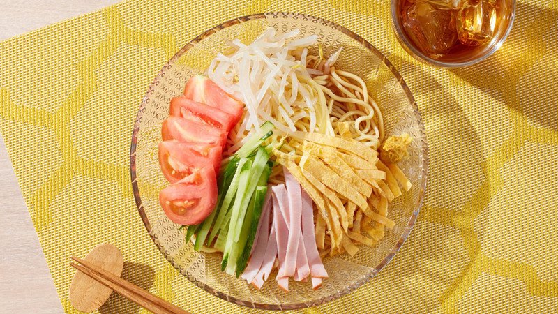 Giảm lượng calo trong mì trứng bằng cách thêm nhiều rau xanh tươi ngon.