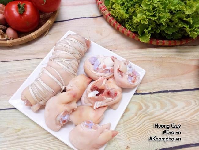 Giò heo đã sơ chế sạch sẽ, chặt miếng và cuộn thịt chân giò sẵn sàng cho món bún giò heo cà chua