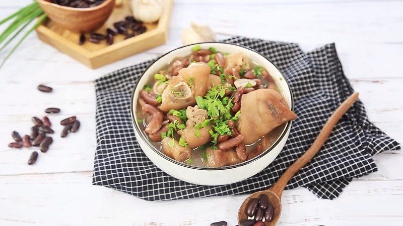 Giò heo hầm đậu đen