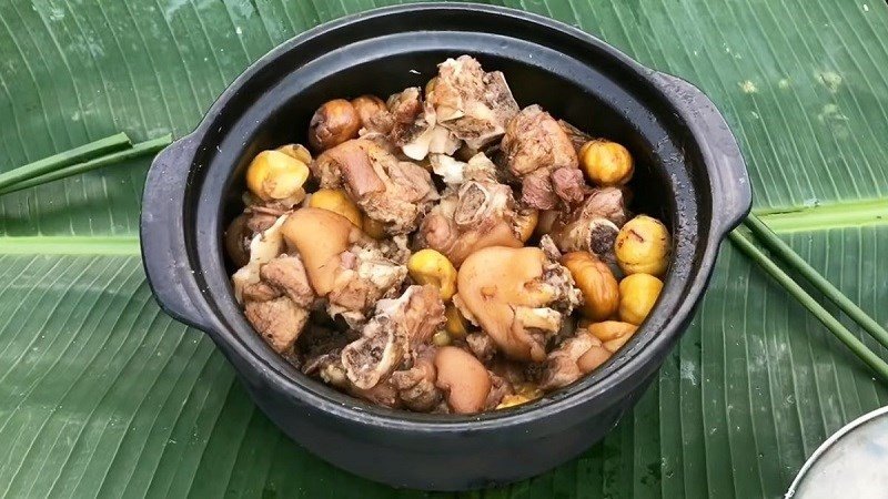 Giò heo hầm hạt dẻ