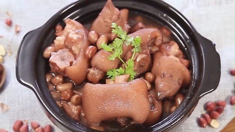 Giò heo hầm lạc - đậu phộng
