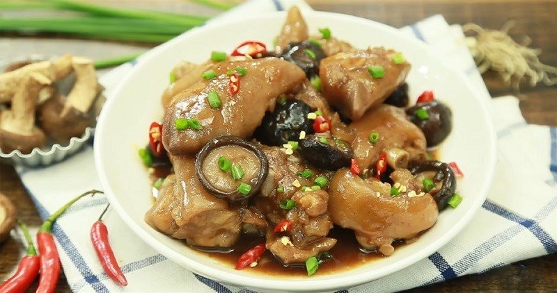 Giò heo hầm nấm