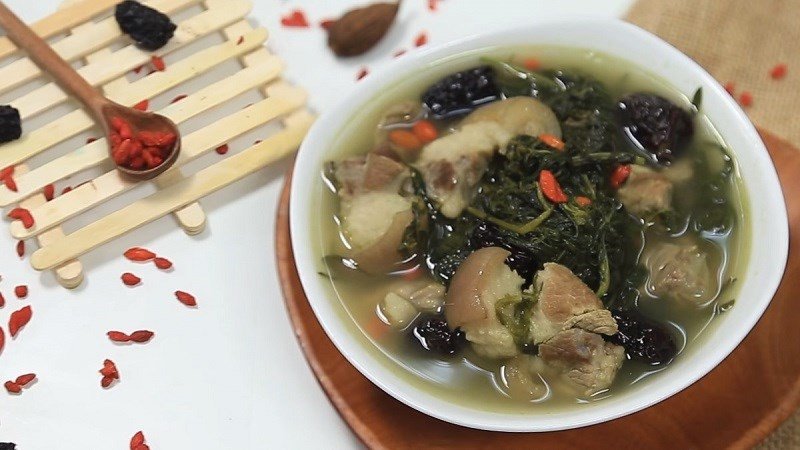 Giò heo hầm ngải cứu