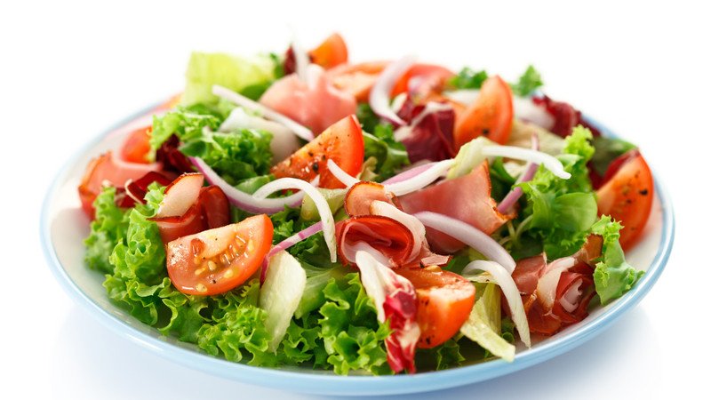 Giò heo luộc ăn kèm rau sống xanh mát, bí quyết ăn không tăng cân