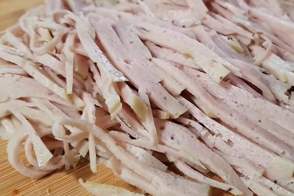 Giò lụa thái sợi chuẩn bị bày lên tô bún thang