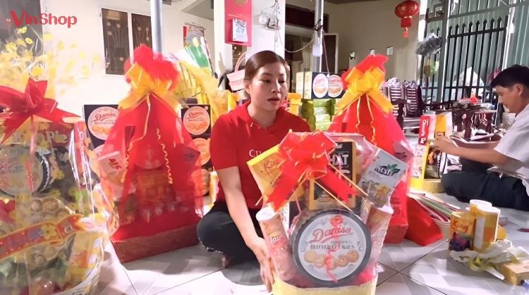Giỏ quà bánh kẹo đã hoàn thành, được bọc màng co và trang trí nơ đỏ bắt mắt