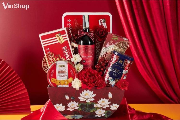 Giỏ quà Tết cao cấp tông màu đỏ với rượu, bánh kẹo và giỏ hình bán nguyệt trang trí hoa sen