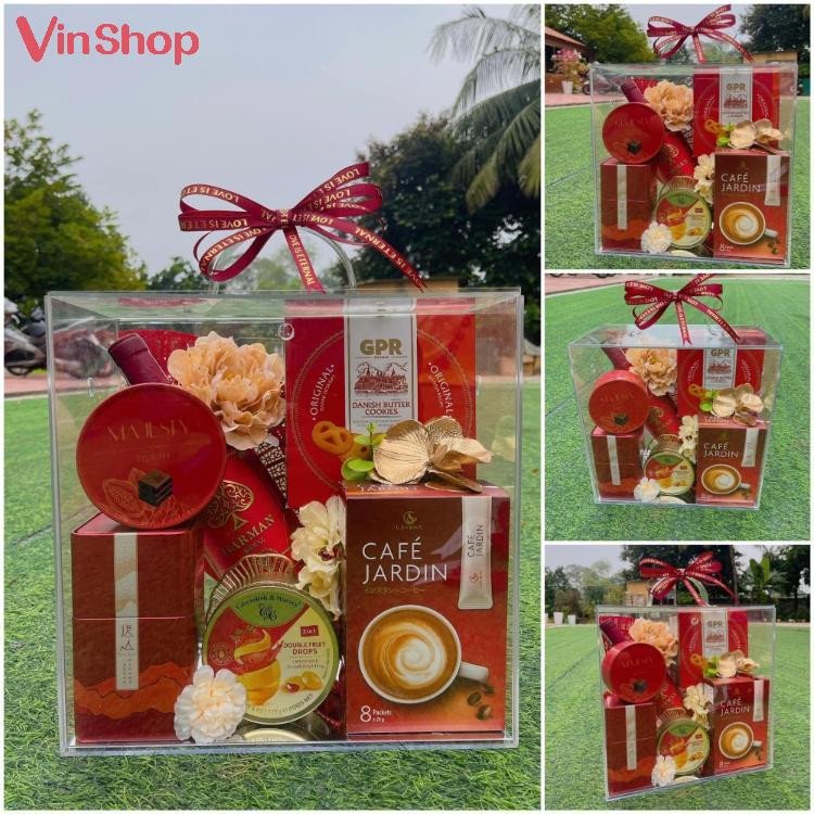 Giỏ quà Tết lịch sự với hộp nhựa cứng cáp, tôn lên các sản phẩm bánh kẹo, trà, rượu, cà phê