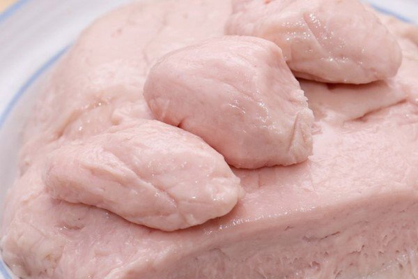 Giò sống làm từ thịt heo tươi và các loại gia vị
