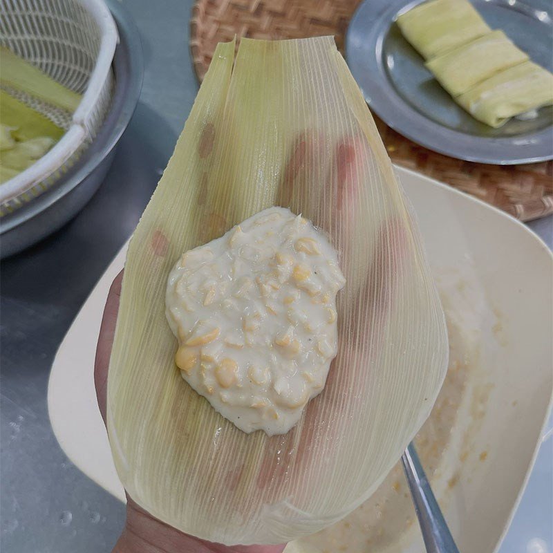 Gói bánh bắp hấp thủ công bằng lá bắp