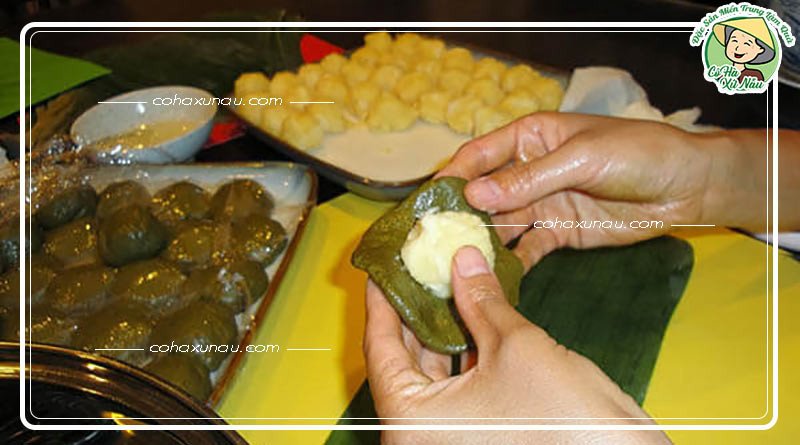 Gói bánh ít lá gai một cách khéo léo để tạo hình đẹp