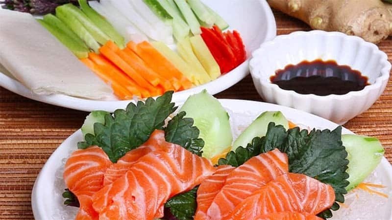 Gỏi cá hồi tươi ngon, một món ăn bổ dưỡng với lượng calo phù hợp