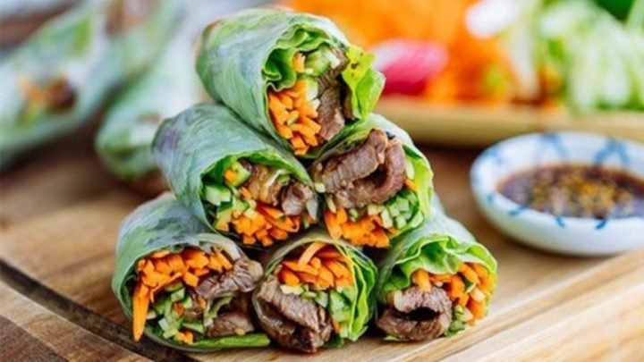 2 Gỏi Cuốn Bao Nhiêu Calo? Phân Tích Dinh Dưỡng Chi Tiết Gỏi cuốn thanh mát, hình ảnh minh họa cho việc ăn gỏi cuốn đúng cách để không lo tăng cân